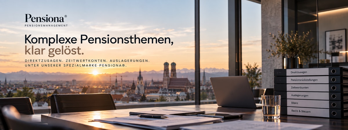Schaubild: Ein Besprechungstisch an einer Fensterfront hoch über München, mit Laptop, Unterlagen und einem Stapel Ordner, beschriftet mit Direktzusagen, Pensionsrückstellungen, Zeitwertkonten, Auslagerungen, Bilanz sowie Recht und Steuern. Draußen geht über der Stadt und den Alpen die Sonne auf. Die Überschrift lautet: Komplexe Pensionsthemen, klar gelöst. Direktzusagen, Zeitwertkonten, Auslagerungen, unter unserer Spezialmarke Pensiona.